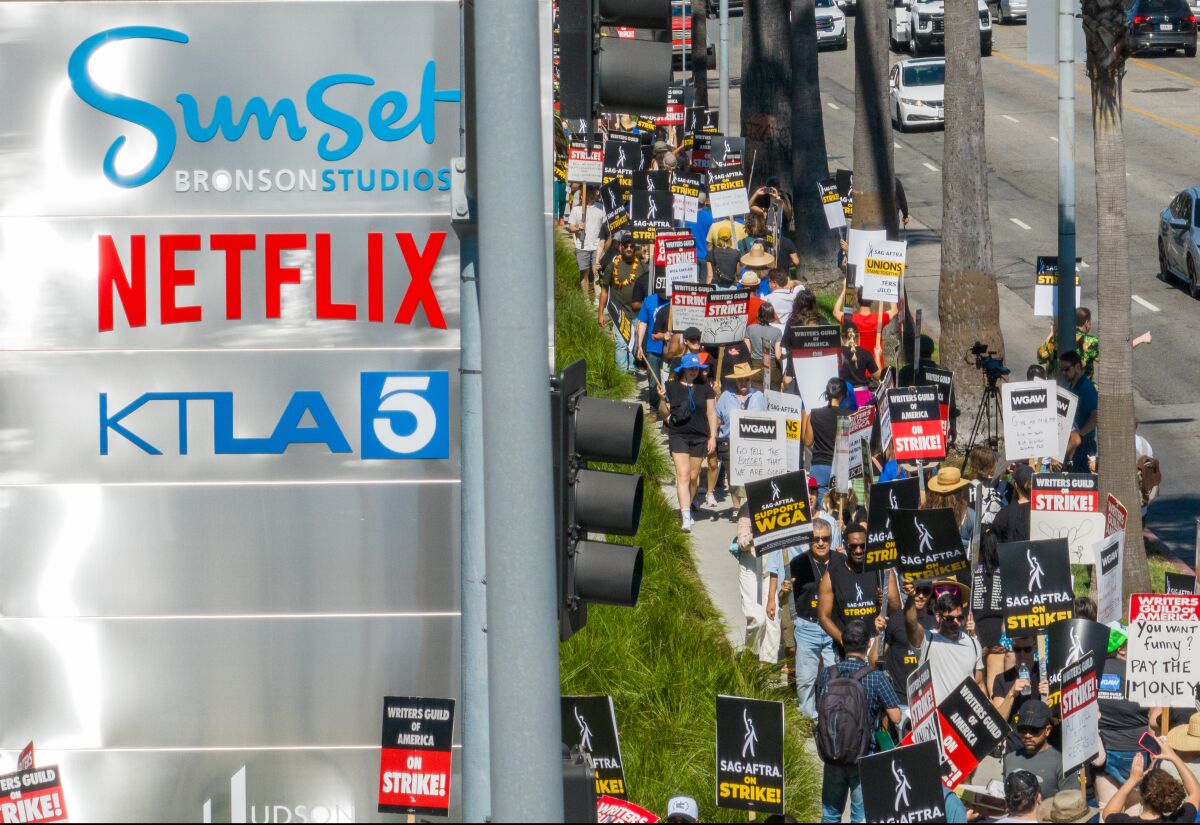 SAG-AFTRA-Mitglieder schließen sich der Writers Guild of America an der Streiklinie vor Netflix am Sunset Boulevard in Los Angeles an.