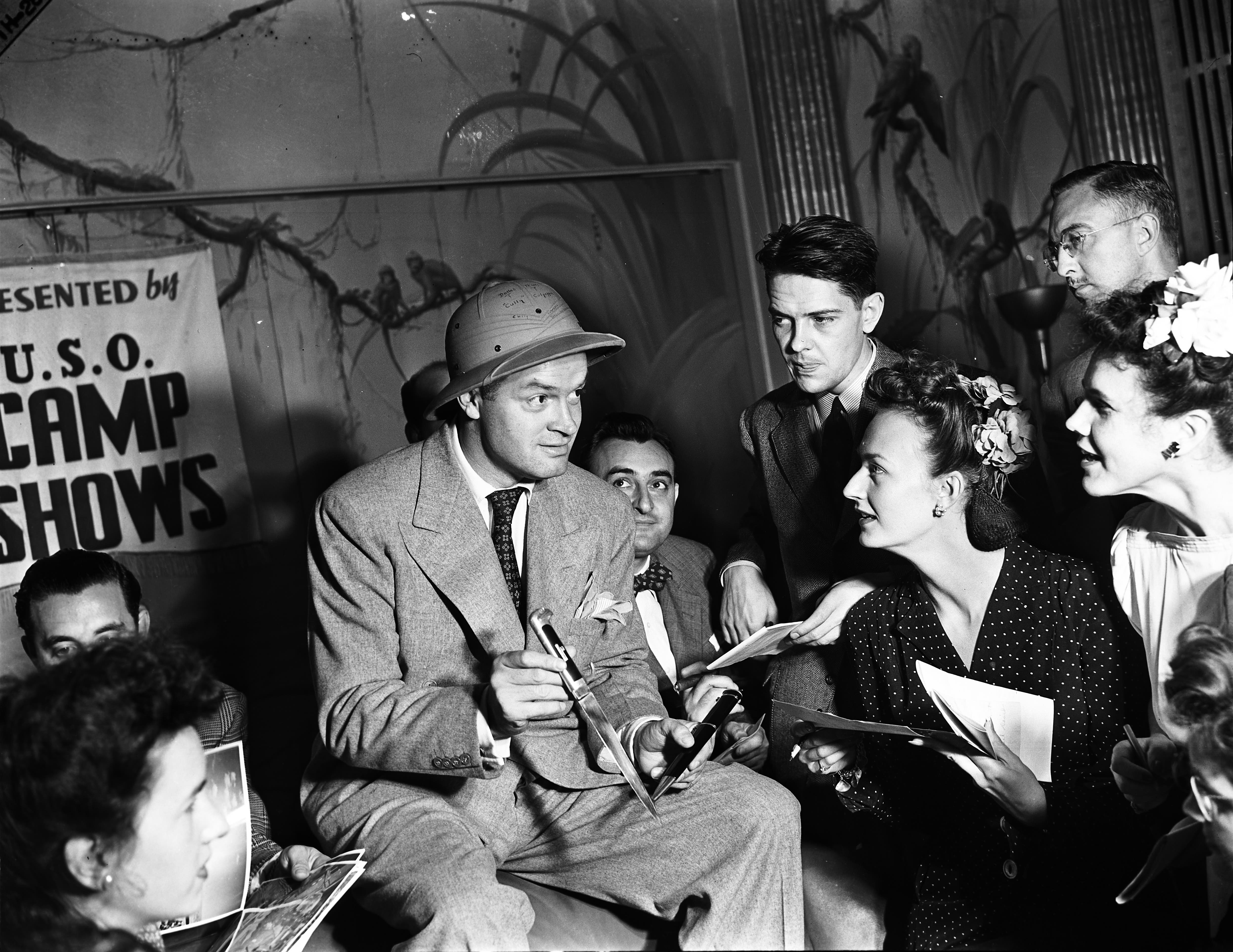 Bob Hope bei der Veranstaltung im USO-Lager während des Zweiten Weltkriegs 1943