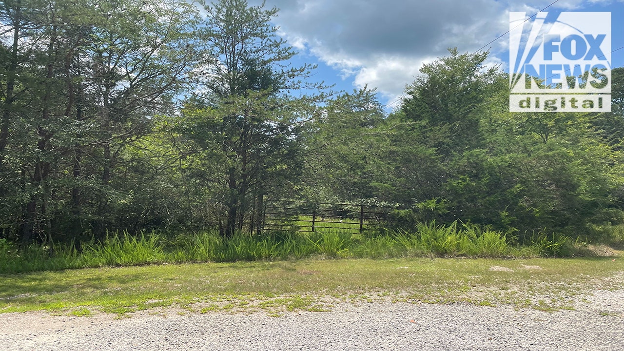 Ein verrostetes Tor in der Nähe der Heuermann-Liegenschaften in South Carolina