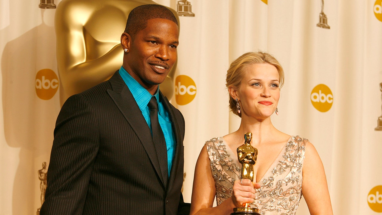 Jamie Foxx steht neben Reese Witherspoon bei den Academy Awards