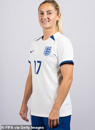Es ist Laura Coombs!  Die Mittelfeldspielerin, die zwei Länderspiele für ihr Land absolviert hat, spielt bei der Weltmeisterschaft und tritt zum ersten Mal seit 2015 wieder für England an