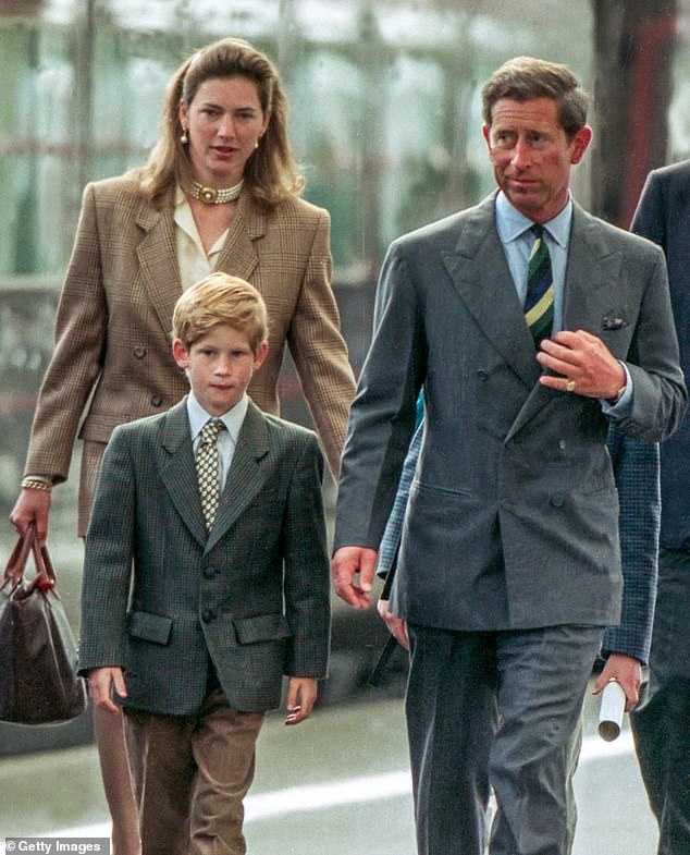 Frau Legge-Bourke war das Kindermädchen von Prinz William und Prinz Harry, bevor sie persönliche Assistentin des damaligen Prinzen Charles wurde.  Abgebildet mit der Familie in den 1990er Jahren