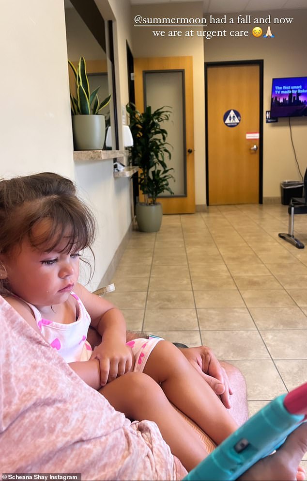 Warten auf Behandlung: Der Schnappschuss der 39-jährigen Reality-TV-Persönlichkeit zeigte ihr zweijähriges Kind, wie es in der Lobby eines Notfallzentrums saß und auf die Behandlung seiner Krankheit wartete