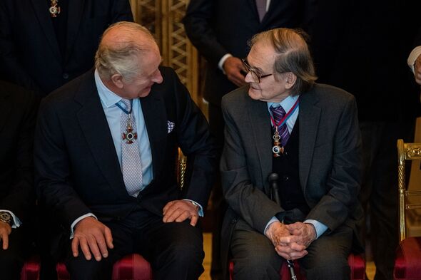 Sir Roger Penrose mit König Karl III. im Jahr 2022