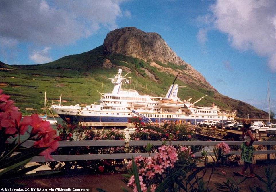 Dieses Bild zeigt die MS World Discoverer im Hafen der Insel Ua Pou, die auf den Marquesas-Inseln in Französisch-Polynesien liegt.  Bild mit freundlicher Genehmigung von Creative Commons