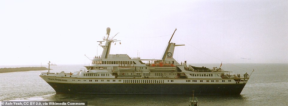 Dieses Bild, das vermutlich in den 1990er Jahren aufgenommen wurde, zeigt das Schiff vor der Küste Perus.  Bild mit freundlicher Genehmigung von Creative Commons