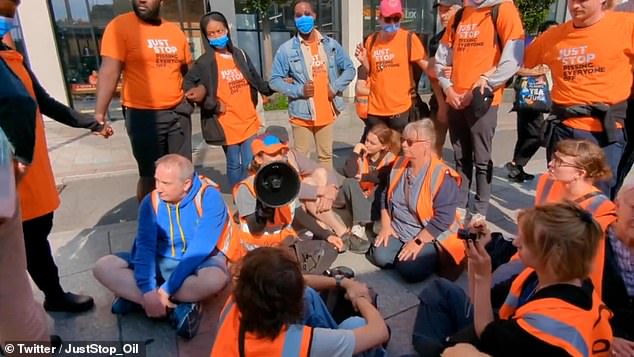 JSPEO-Demonstranten umzingeln die Just Stop Oil-Mitglieder, die angeblich einen Marsch in London planen