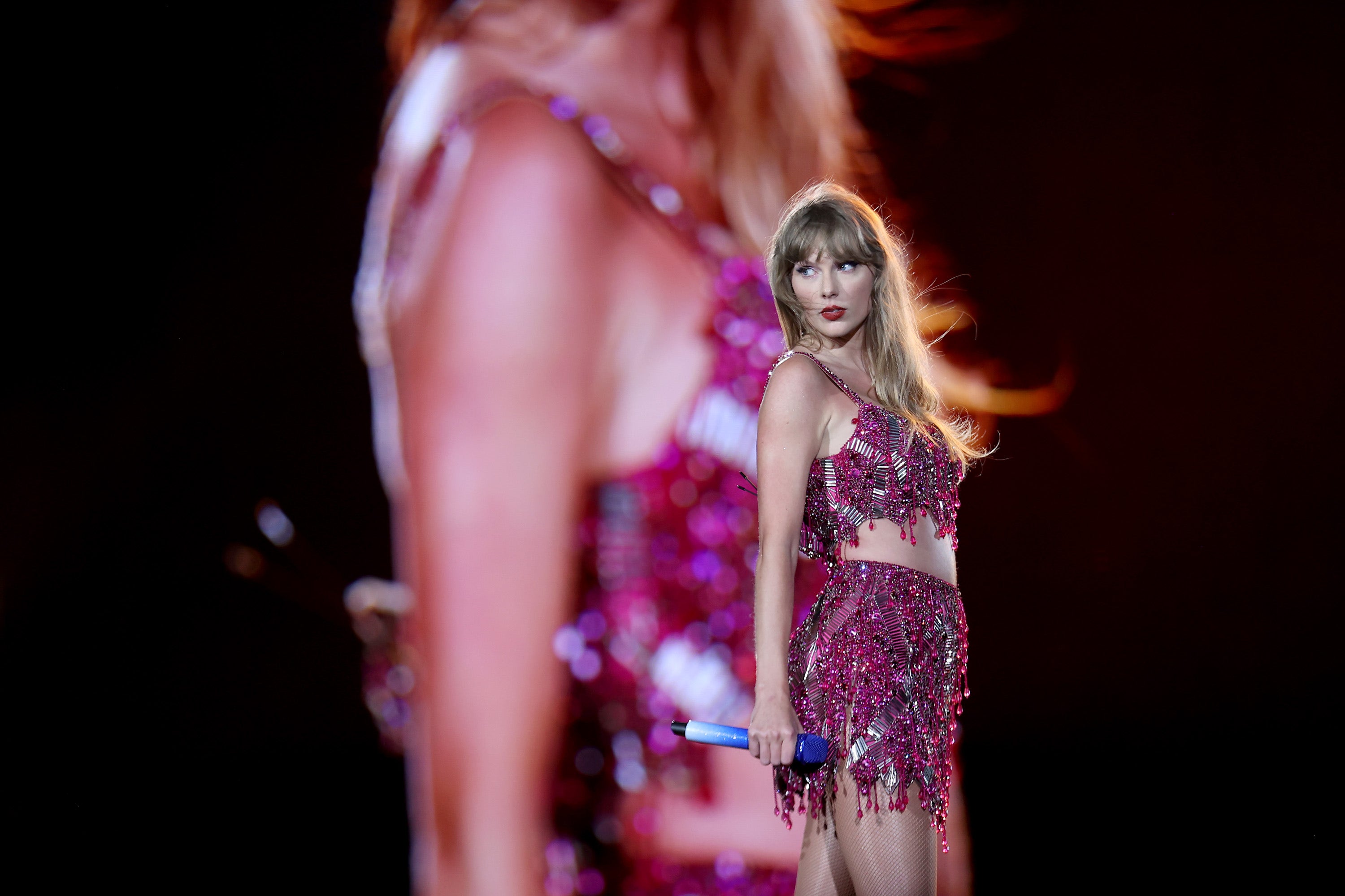 Taylor Swift auf der Bühne im zweiteiligen rosa Outfit