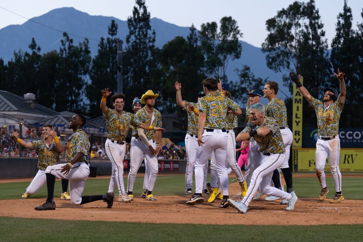 Spieler der Savannah Bananas tanzen am Freitag während eines Spiels in Rancho Cucamonga auf dem Hügel.
