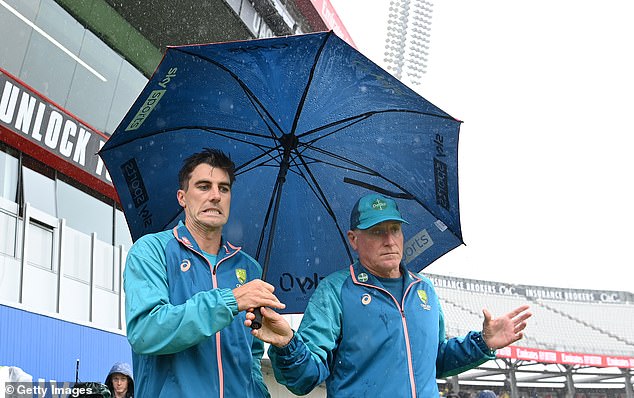 Pat Cummins (links) im Regen im Old Trafford, nachdem Australien die Ashes nach dem vierten Testspiel behalten hatte