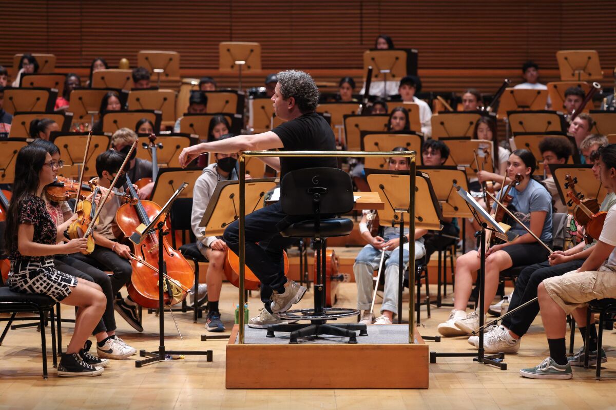 Gustavo Dudamel probt am Freitag, 14. Juli, mit dem YOLA National Symphony Orchestra in der Walt Disney Concert Hall