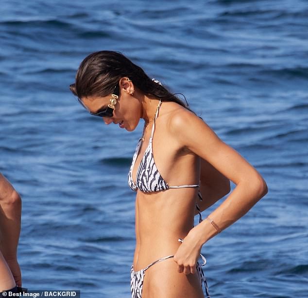 Wow!  Natalie, 22, sah unglaublich aus in einem schwarz-weißen, winzigen Bikini mit Zebramuster, der perfekt zu ihr passte, und einer übergroßen Sonnenbrille