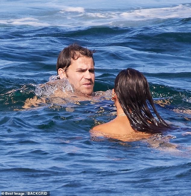 Der Blick der Liebe: Das Paar schaute einander tief in die Augen, als sie sich im Meer abkühlten