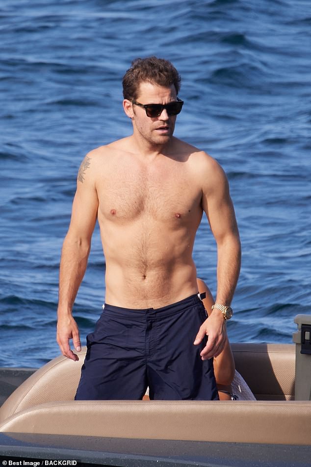 Nackter Oberkörper als Matrose: Paul zeigte in seinen marineblauen Shorts seine durchtrainierte Figur