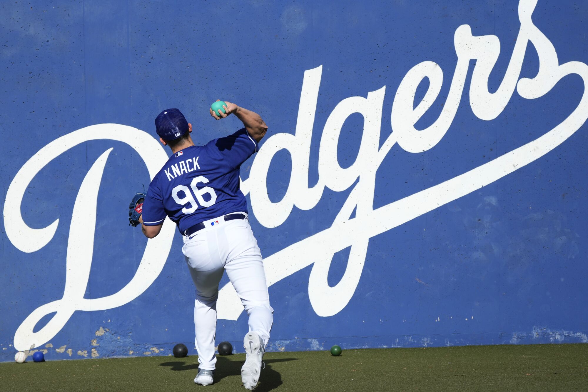Dodgers-Pitcher Landon Knack wärmt sich während des Frühlingstrainings am 20. Februar 2023 in Phoenix auf.