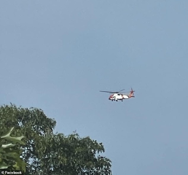 Am Montagmorgen ist ein Hubschrauber, der Teil der Suchmission ist, über dem Gebiet zu sehen