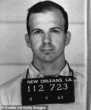Abgebildet ist der Schütze Lee Harvey Oswald