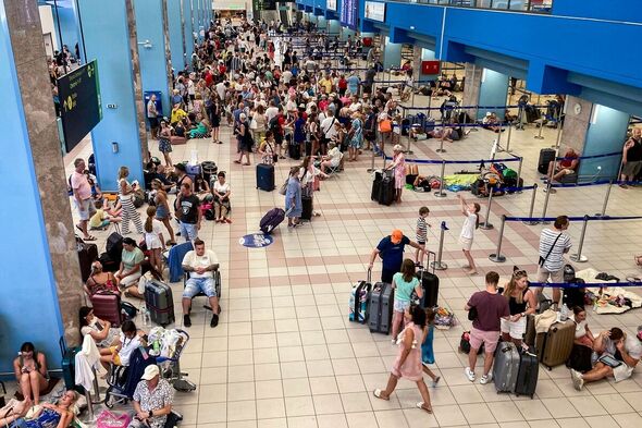 Touristen warten in der Abflughalle des Flughafens Rhodos, während die Evakuierungen im Gange sind 