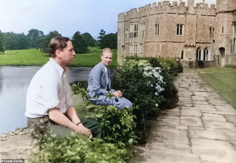 Unbenannte Gäste von Lady Baillie, die um das Jahr 1930 vor der Burgmauer saßen