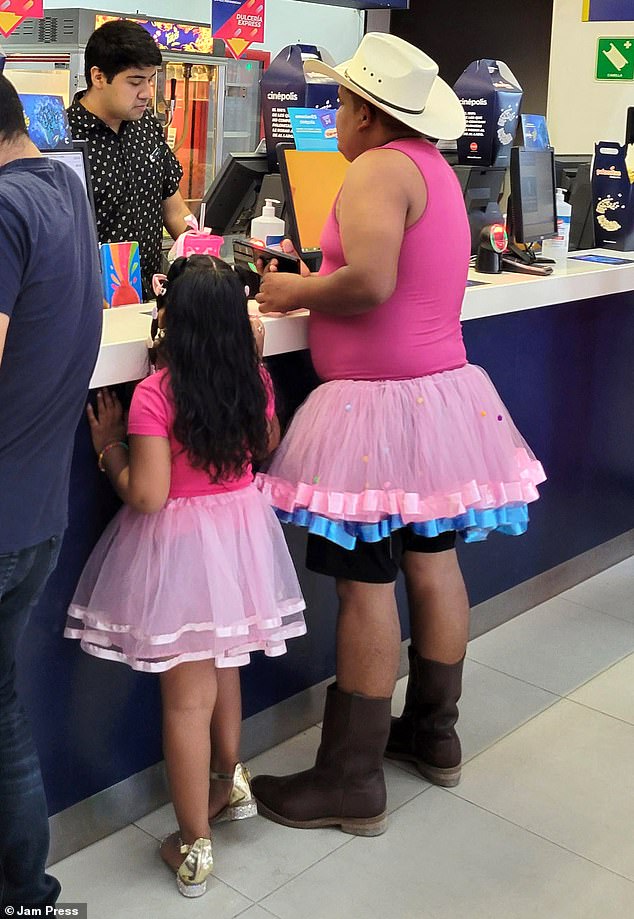 While his young daughter was sporting gold sandals, Eleazar Rodríguez Hernández decided to pair his pink ensemble with a funky set of cowboy hat and boots