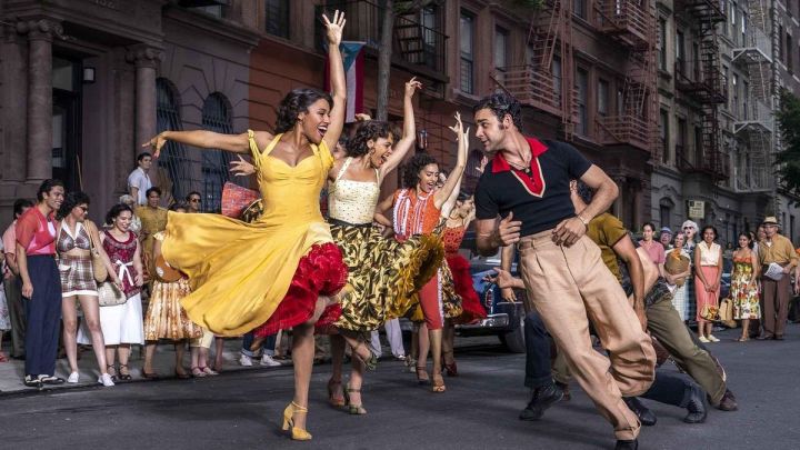Männer und Frauen tanzen auf einer Straße "West Side Story."