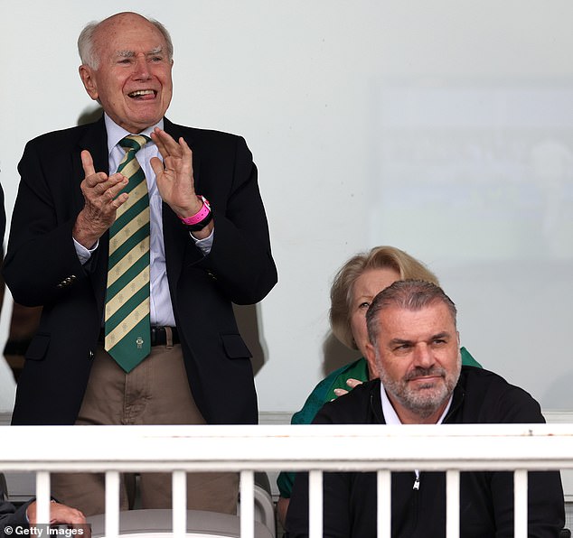 Der frühere Premierminister John Howard und der neue Tottenham-Manager Ange Postecoglou saßen am dritten Tag des Ashes-Tests auf dem Lord's Cricket Ground in London nebeneinander