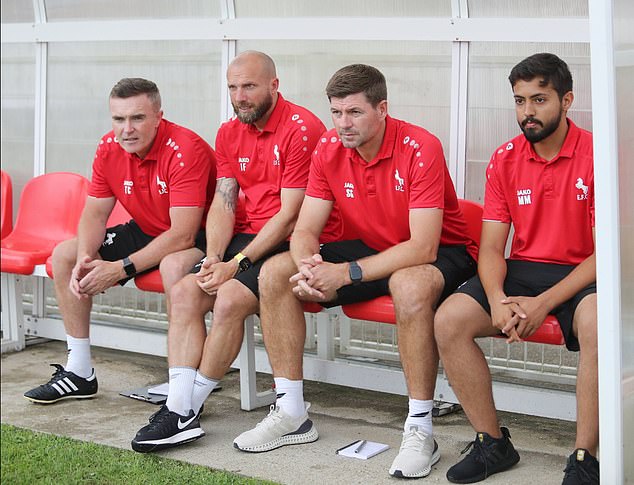 Steven Gerrard (Dritter von links) hatte als neuer Trainer von Al-Ettifaq einen schwierigen Start, da seine Mannschaft nun das zweite Spiel der Saisonvorbereitung verliert
