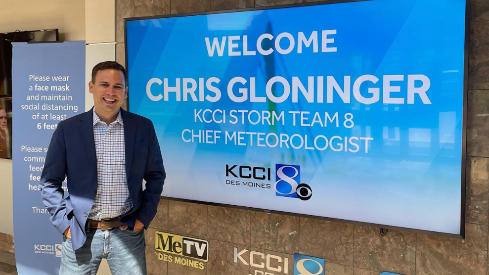 Ein Foto von Chris Gloninger neben einem Fernseher, auf dem steht: "Willkommen Chris Gloninger"