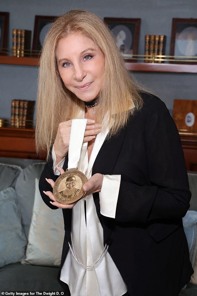 Ausgezeichnet: Barbra Streisand erhielt am Samstag im Rahmen einer privaten Zeremonie in Malibu, Kalifornien, die prestigeträchtige Auszeichnung „Justice Ruth Bader Ginsburg Woman of Leadership“.