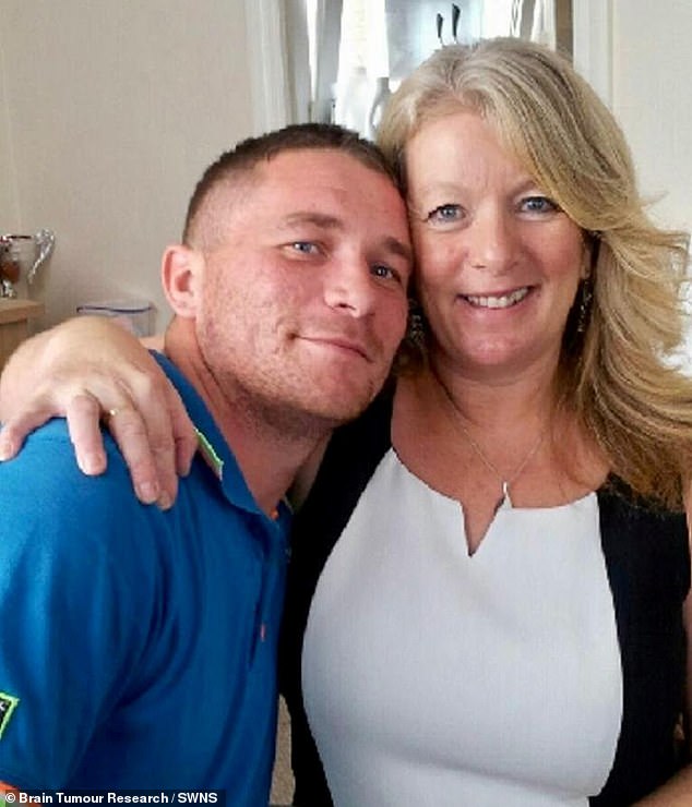 Shaun Turner von der Isle of Wight wurde erzählt, dass er 2014 nach der bizarren Persönlichkeitsveränderung eine orangefarbene Masse in seinem Gehirn hatte (im Bild mit seiner Mutter Jill).