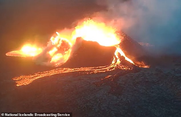 Achtung!  Dramatische Aufnahmen zeigen, wie der Krater des neuesten „Baby“-Vulkans der Erde „spektakulär“ zusammenbricht und „Spritzerbomben“ aus geschmolzener Lava in die Luft schleudert