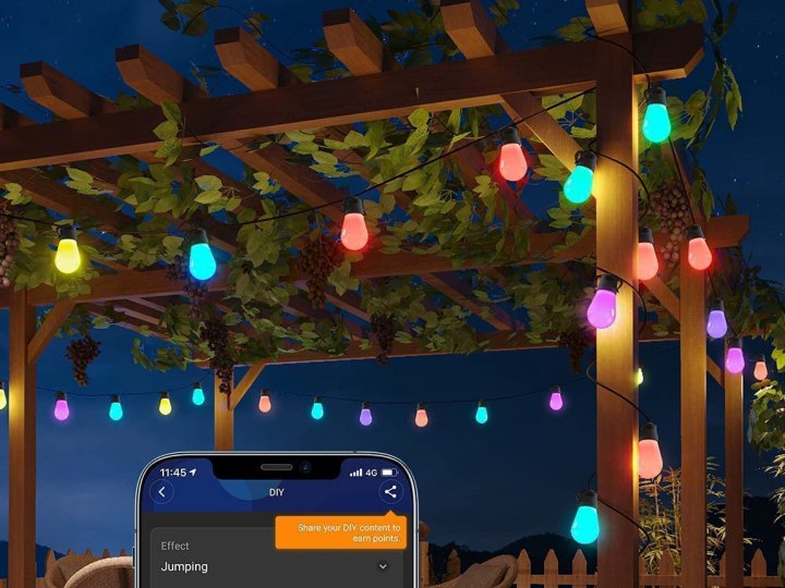 Govee Smart Outdoor-Lichterketten werden nachts auf einem Terrassenspalier aufgestellt.