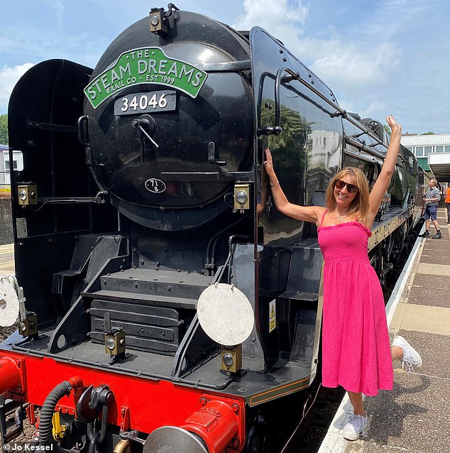 Jo Kessel (im Bild) unternimmt eine fünfstündige Mittagstour von London an die Südküste in einem historischen Zug, der von einer eleganten 80 Jahre alten Lokomotive namens Braunton gezogen wird