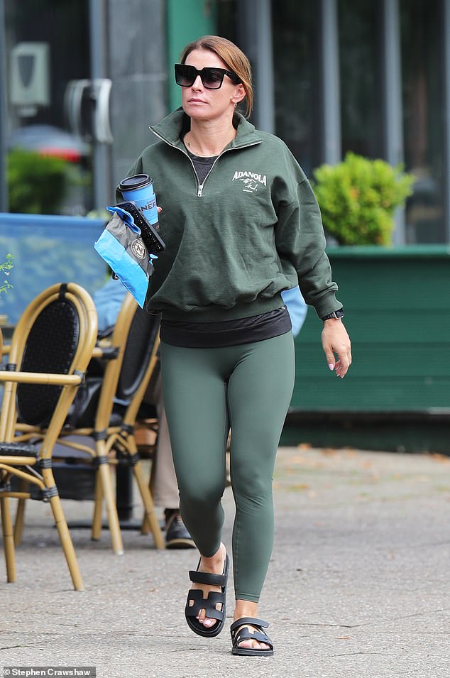 Im Trend: Coleen Rooney blieb zurückhaltend, als sie nach einer morgendlichen Trainingseinheit am Montag in lässiger Khaki-Trainingskleidung ausstieg