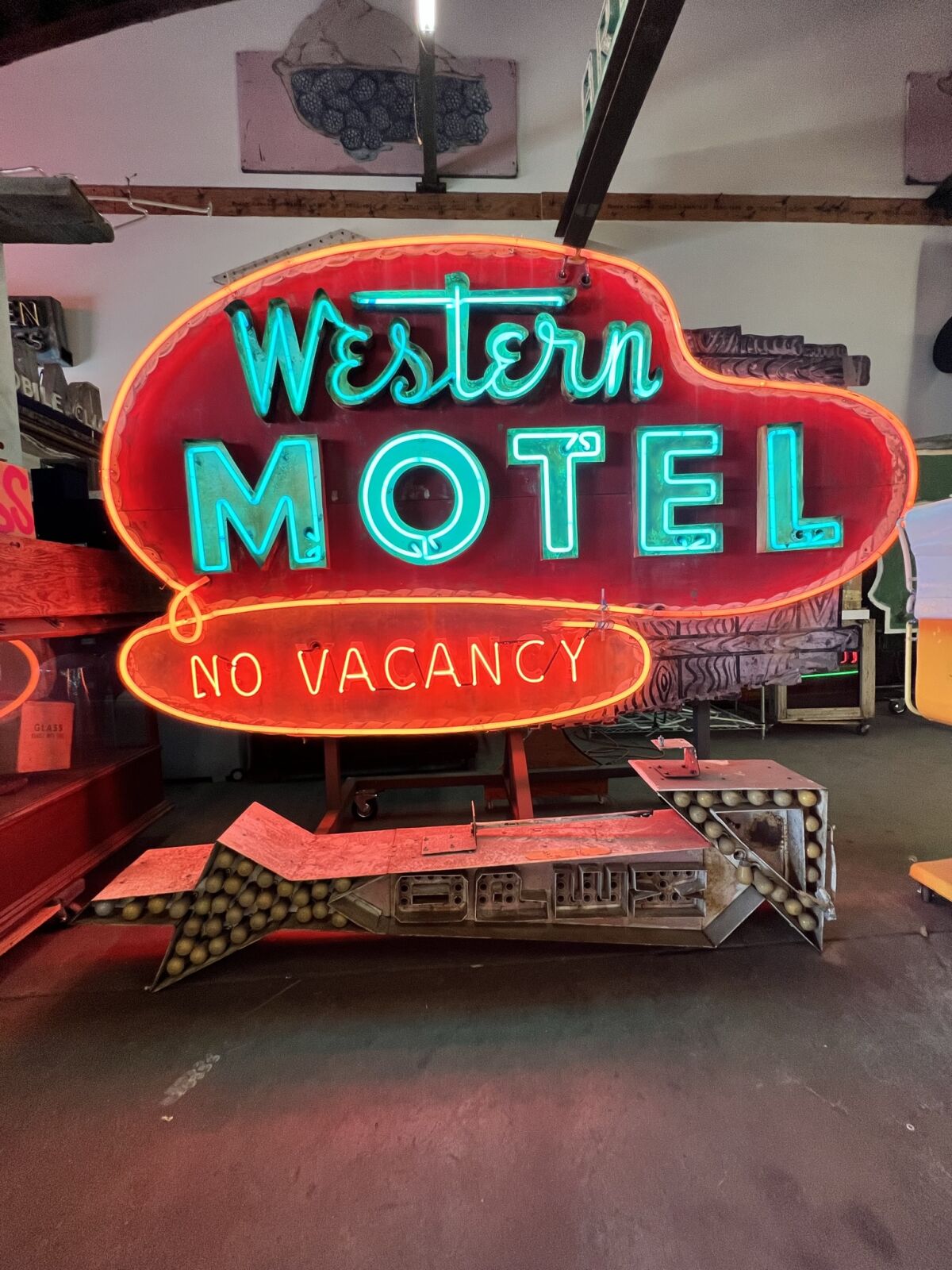 ein Neon-Western-Motel-Schild.
