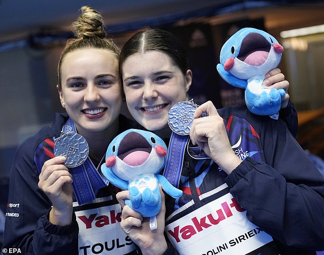 Andrea Spendolini-Sirieix (rechts) und Lois Toulson (links) gewannen bei den Aquatics-Weltmeisterschaften eine Silbermedaille im 10-m-Synchronspringen der Frauen