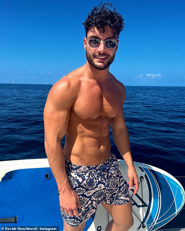 Davide Sanclimenti, 28, wurde laut einem neuen Bericht gesehen, wie er „verdächtiges weißes Pulver schnüffelte“, als er kürzlich während eines Urlaubs auf Ibiza feierte (abgebildet diese Woche auf Ibiza).