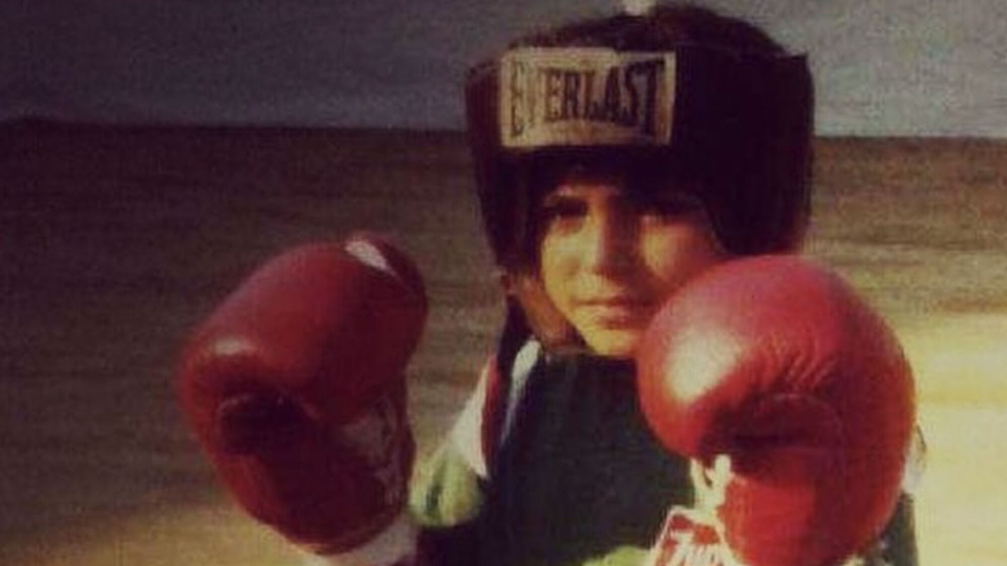 Ein Junge mit Boxhandschuhen
