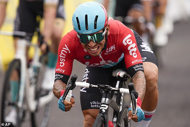 Ewan verzieht das Gesicht, als er die Ziellinie überquert und bei der vierten Etappe der Tour de France den zweiten Platz belegt