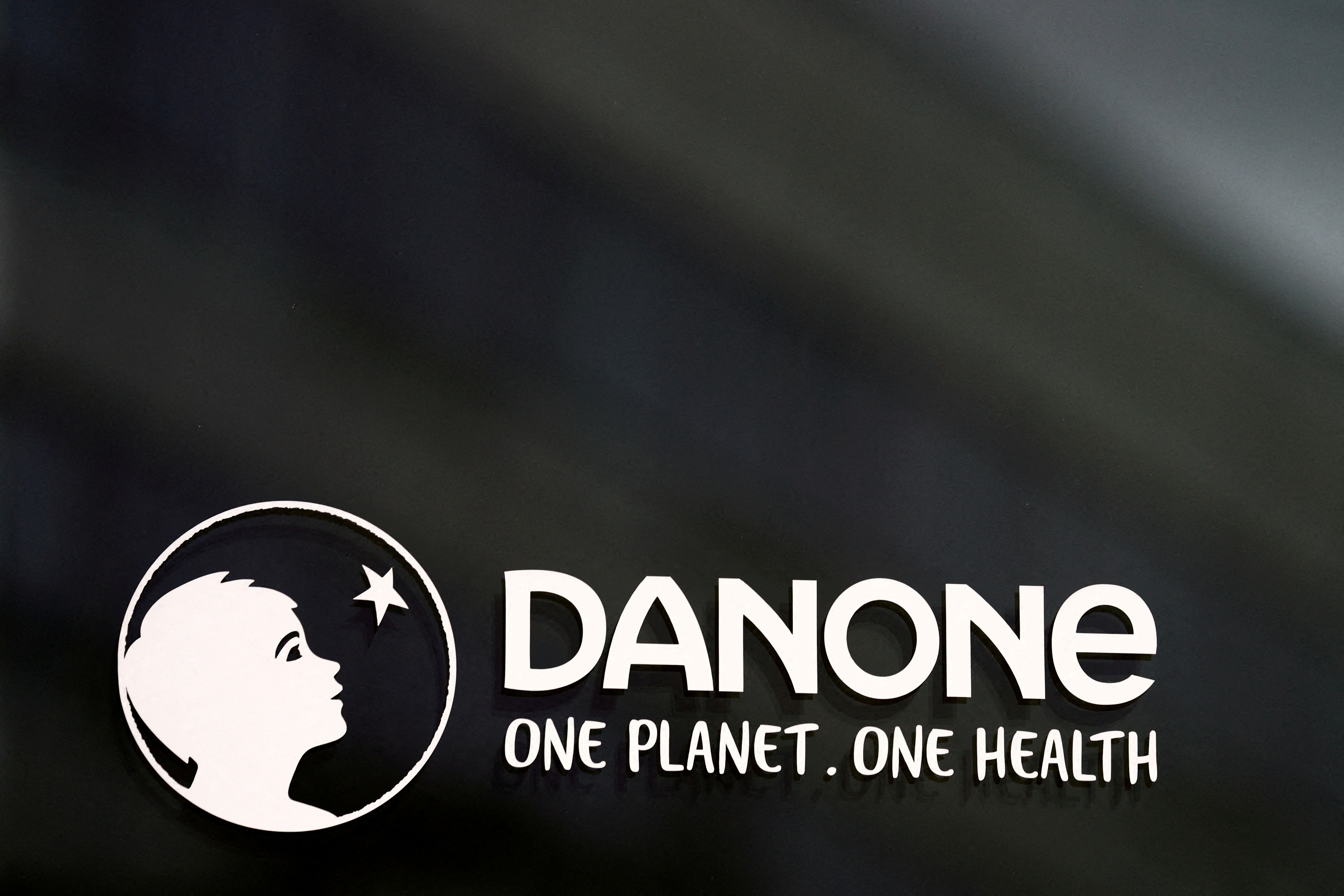Logo des französischen Lebensmittelkonzerns Danone am Firmensitz in Rueil-Malmaison