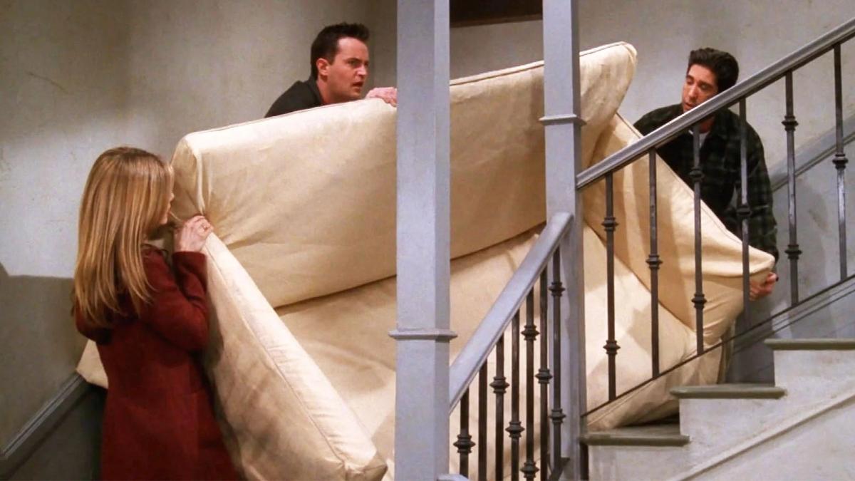 Rachel, Chandler und Ross in der berühmten „Pivot“-Szene von Friends