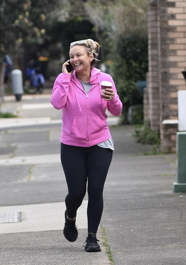 Die 51-jährige Mel Schilling (im Bild) von „Married At First Sight“ sah sehr fröhlich aus, als sie am Donnerstag bei einem Spaziergang durch Sydneys Bondi am Telefon plauderte, nachdem sie aus dem Vereinigten Königreich nach Australien zurückgekehrt war
