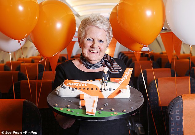 EasyJet feiert den Geburtstag seiner ältesten Mitarbeiterin, der Flugbegleiterin Pam Clark