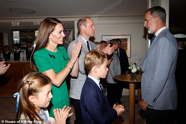 Auf einem heute veröffentlichten, bisher unveröffentlichten Foto ihrer Wimbledon-Reise sind der Prinz und die Prinzessin von Wales zu sehen, wie sie Carlos Alcaraz zusammen mit Prinz George und Prinzessin Charlotte anfeuern