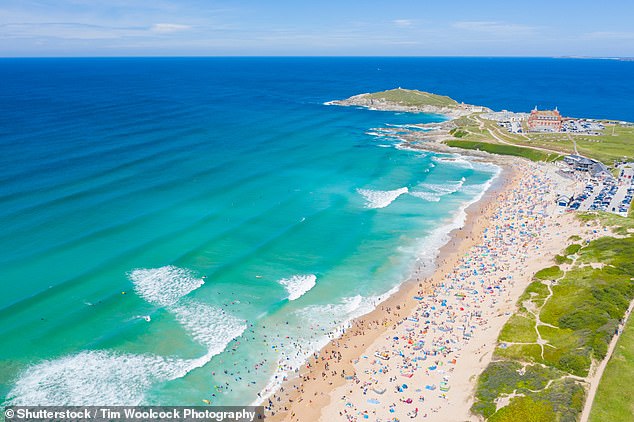 Der Surfparadies Fistral Beach in Cornwall wurde zum belebtesten Strand Englands gekürt, da in 464 der 4.485 Tripadvisor-Bewertungen das Wort „geschäftig“ vorkommt.  Es ist auch der drittbeliebteste Strand des Landes