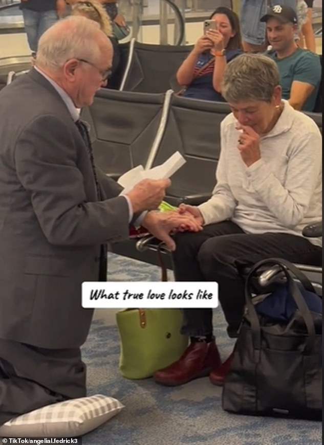 Dies ist der rührende Moment, in dem ein 78-jähriger Mann seinem Highschool-Schwarm am Flughafen einen Heiratsantrag macht, nachdem er sich vor dem 60. Klassentreffen wiedersehen konnte