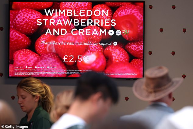 Die hier abgebildeten Erdbeeren, die am 9. Juli bei den Wimbledon-Tennismeisterschaften zum Verkauf angeboten werden, könnten laut Untersuchungen dazu beitragen, Herzinfarkte und Schlaganfälle zu verhindern
