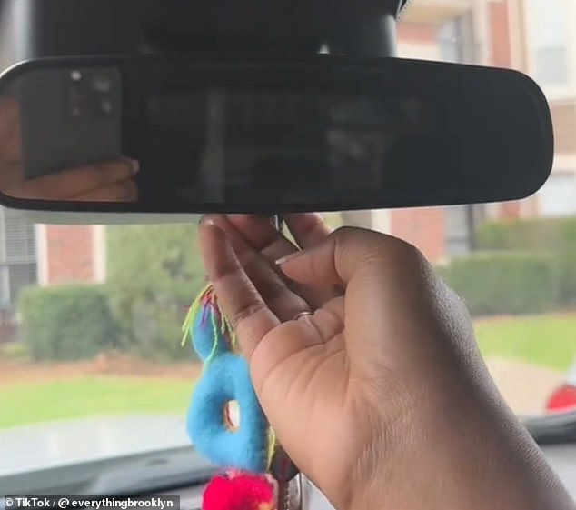Die Frau aus Louisiana, die auf TikTok unter @everythingbrooklyn bekannt ist, verriet, dass eine Lasche unter dem Spiegel Ihres Autos einen Unfall auf der Straße verhindern könnte