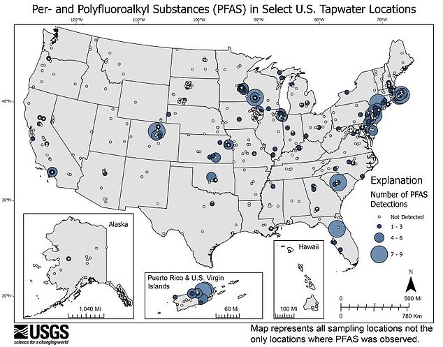 Die vom US Geological Survey zusammengestellte Karte zeigt die Anzahl der PFAS-Funde an einer riesigen Zahl von Standorten im ganzen Land zwischen 2016 und 2021
