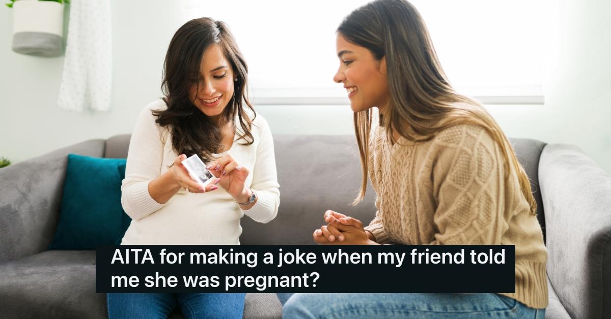 Eine schwangere Frau zeigt einer Freundin ihre Ultraschallbilder